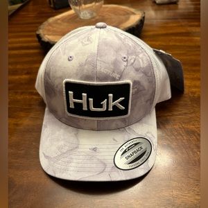 HUK - MOSSY OAK FRACTURE TRUCKER CAP